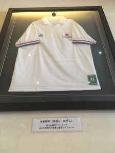 ラーメン居酒屋 和司店内に飾ってある木村和司ユニホーム