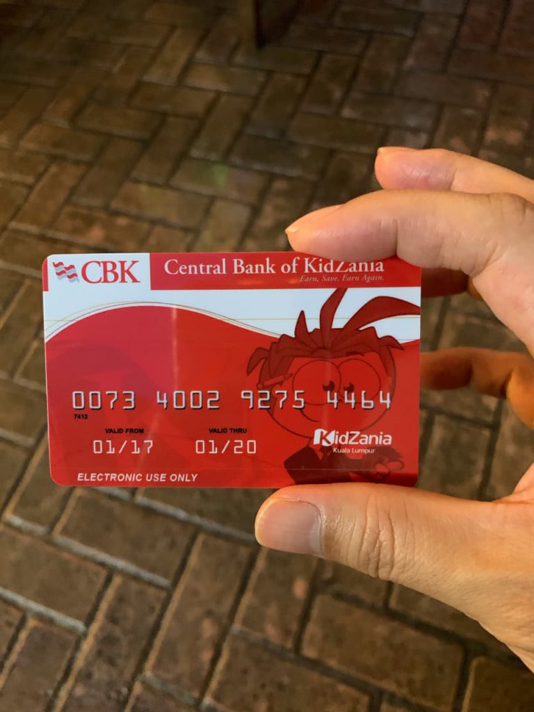 キッザニアクアラルンプールの銀行で口座を開設することができ、キャッシュカードももらえます