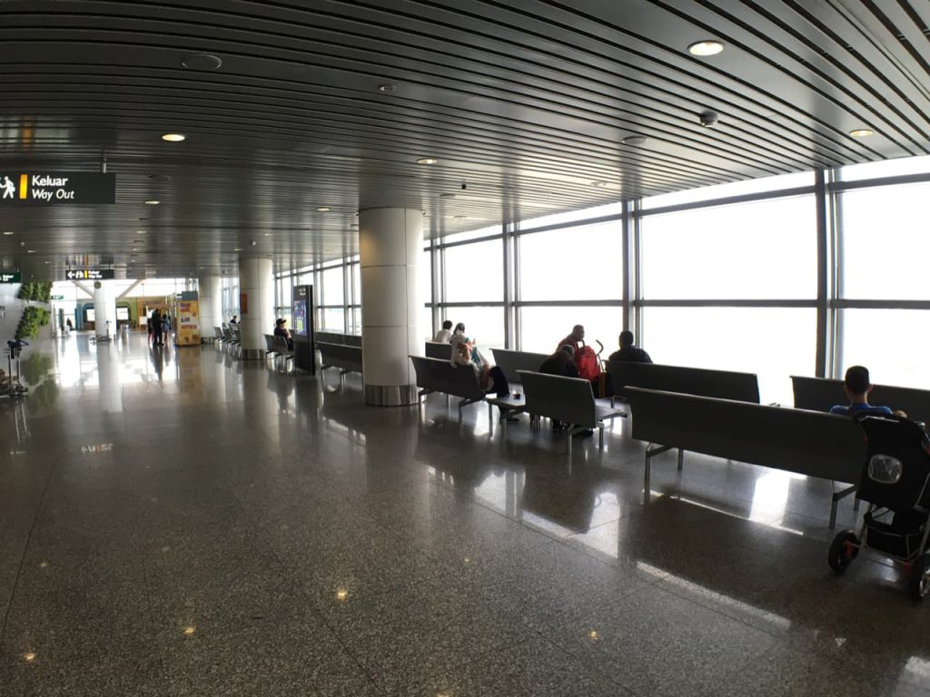 クアラルンプール国際空港KLIAのキッズスペースは広くて大人が座っていられるソファーもたくさんあります