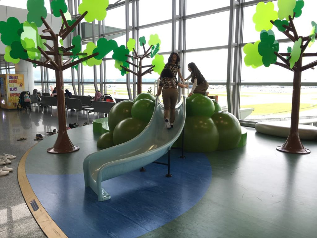 クアラルンプール国際空港KLIAにあるキッズスペースの遊具、滑り台