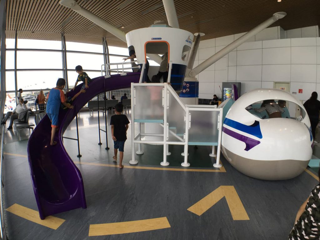 クアラルンプール国際空港KLIAにあるキッズスペースの遊具、飛行機