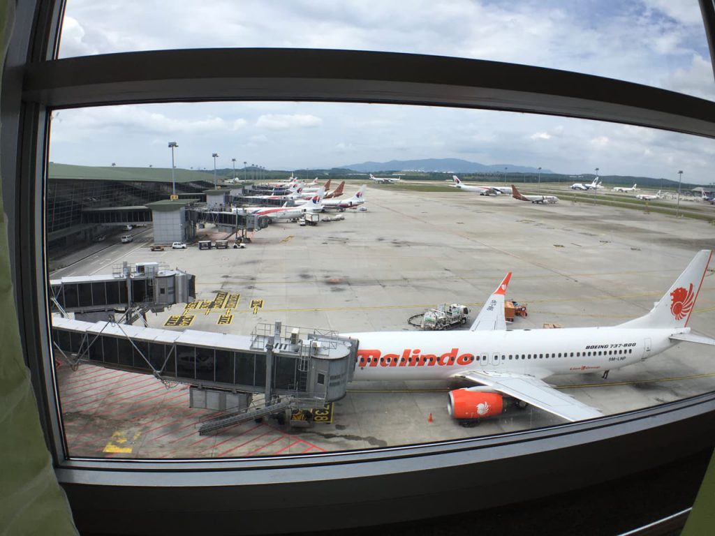 クアラルンプール国際空港KLIAにあるキッズスペースから搭乗ゲートが見えます